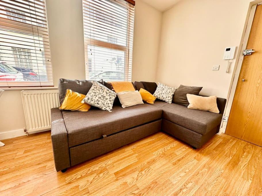 2 Bedroom In Se13 Apartment London