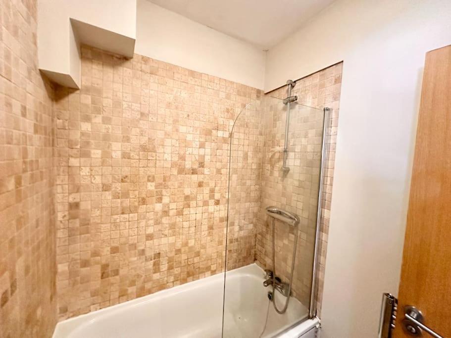 2 Bedroom In Se13 Londra
